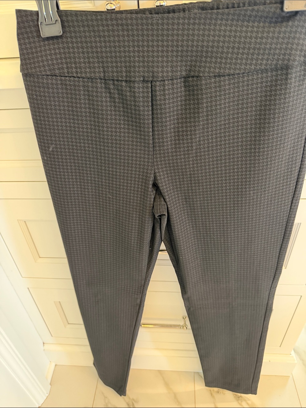 Elliott Lauren  women’s subtle black and gray houndstooth pants.